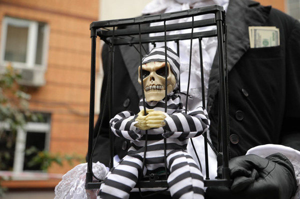 Флешмоб у здания суда во время вынесения приговора Ефремову