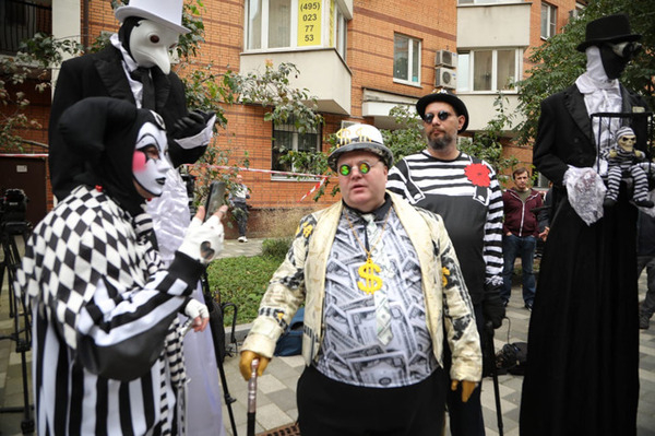 Флешмоб у здания суда во время вынесения приговора Ефремову