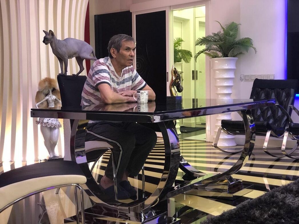 Бари Алибасов в московской квартире