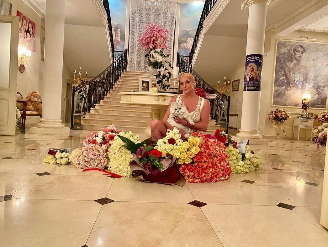 Анастасия Волочкова в своем загородном доме в Подмосковье