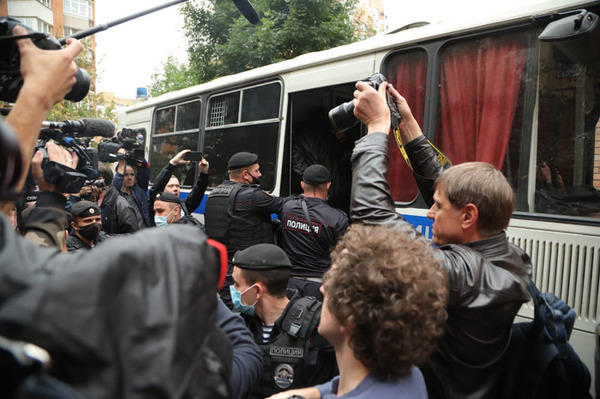Около суда за это время собрались толпы, некоторых даже арестовали