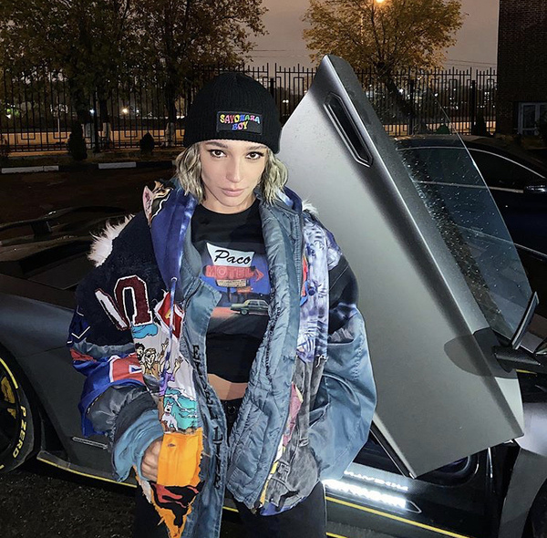 Настя Ивлеева в шапке бини