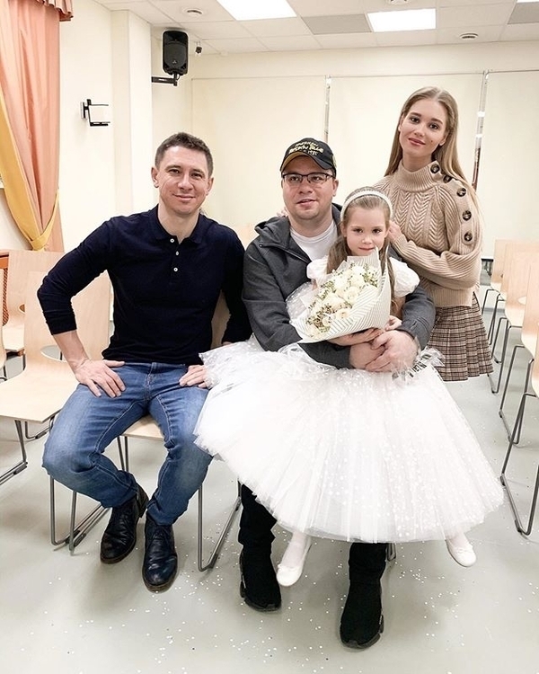 Тимур Батрутдинов, Кристина Асмус и Гарик Харламов с дочерью Анастасией