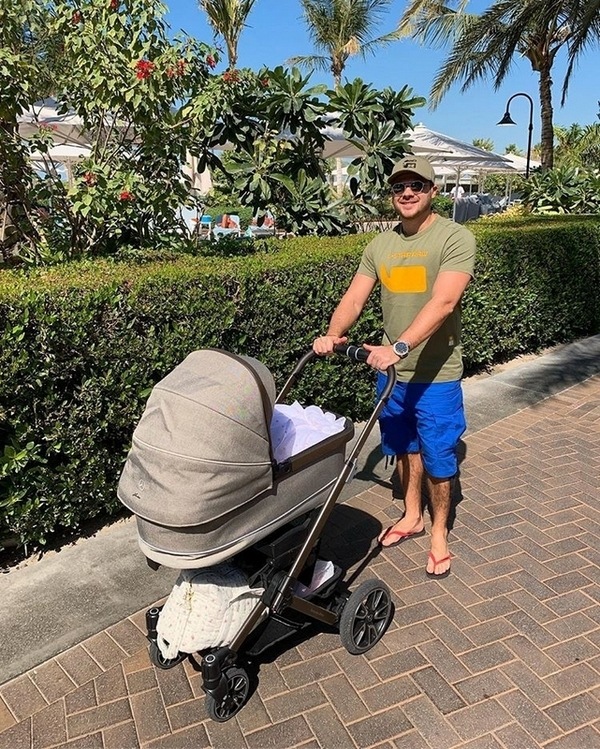 Эмин Агаларов с новорожденной дочкой