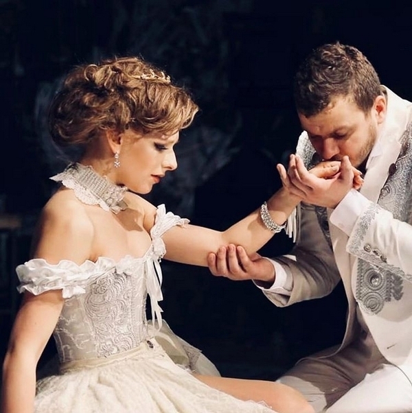 Лиза Арзамасова и актер Филипп Бледный