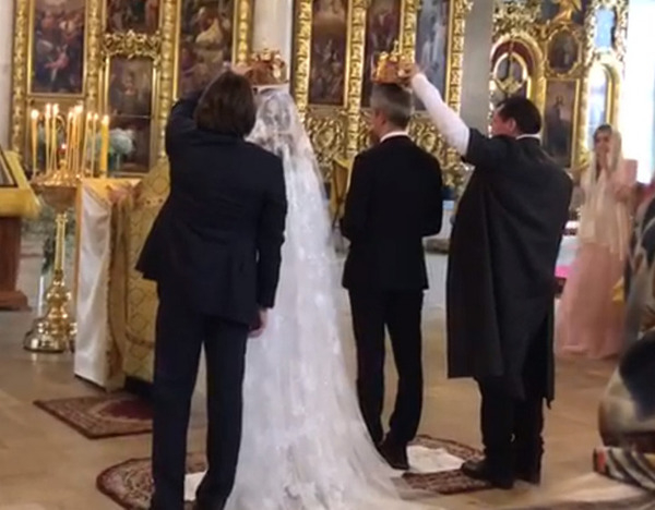 Венчание Богомолова и Собчак. Корону над невестой держит Андрей Малахов