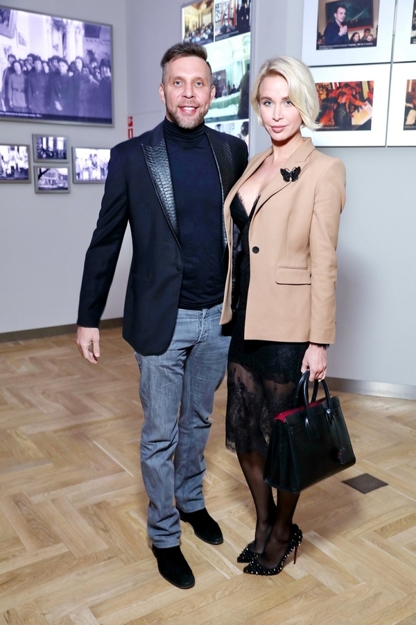 Арчи со спутницей