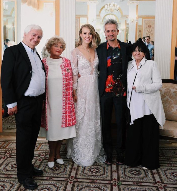 Роспись Ксении Собчак и Константина Богомолова в Грибоедовском ЗАГСе Москвы. С родителями