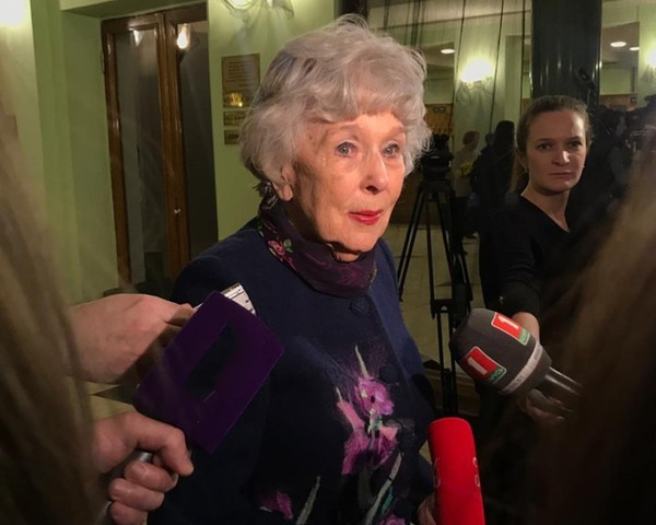 Вера Васильева на прощании с Сергеем Юрским