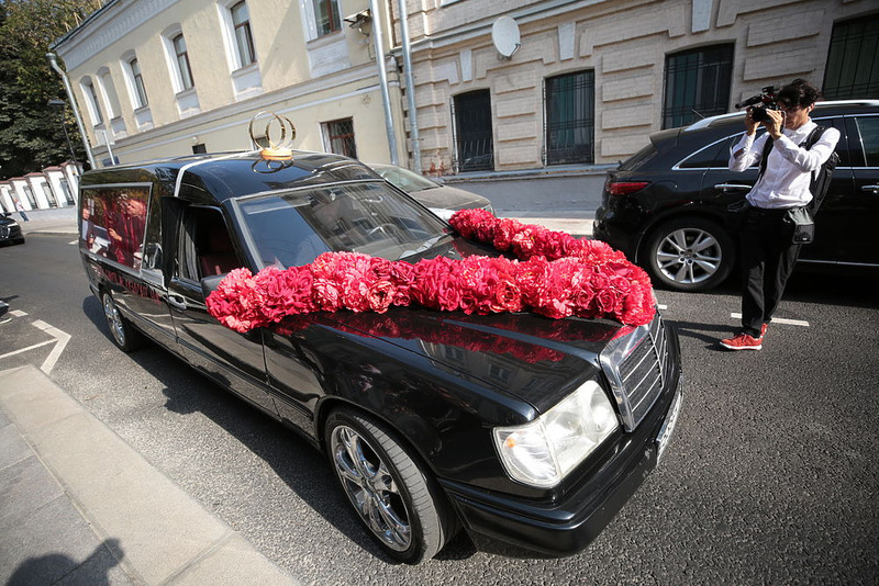 Роспись Ксении Собчак и Константина Богомолова в Грибоедовском ЗАГСе Москвы. Катафалк, на котором приехала невеста