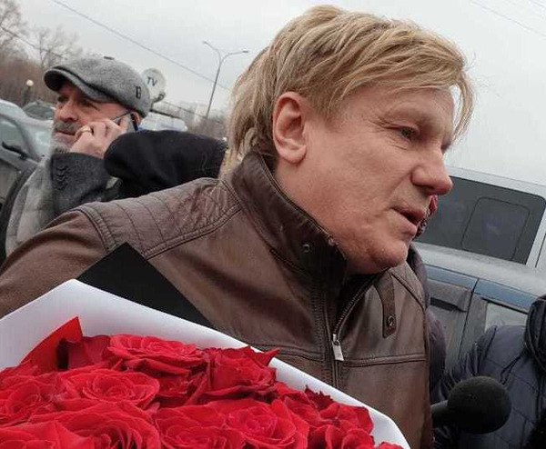 Прощание с Юлией Началовой. Виктор Салтыков: "У нее всегда были проблемы с любовью. Мне кажется, она не была готова к жизни в шоу-бизнесе, поэтому сгорела в этом жестоком и циничном мире. Не было рядом настоящего мужчины".