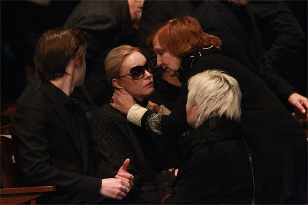 Марина Зудина принимает соболезнования