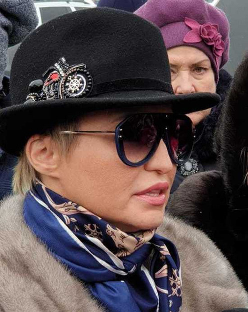 Прощание с Юлией Началовой. "Я запомнила ее очень лёгкой и жизнерадостной.  Я еще не видела Верочку. Я не знаю, как она будет. Она смотрела матери в глаза сияющим взглядом: "Мама, мама". Я не знаю, что такая тонкая девочка сейчас будет испытывать. Она очень любила мать", - рассказала Катя Лель.