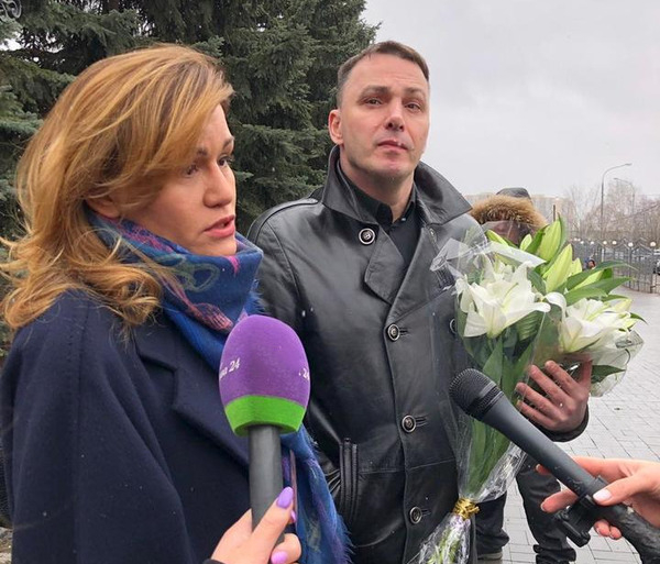 Прощание с Юлией Началовой. Солист "Иванушек" Кирилл Андреев с женой