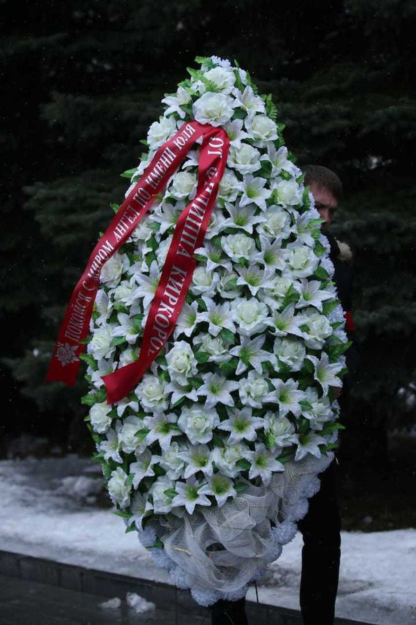 Прощание с Юлией Началовой. Венок от Филиппа Киркорова