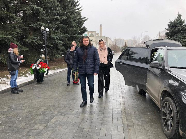 Прощание с Юлией Началовой. Елена Борщева с мужем