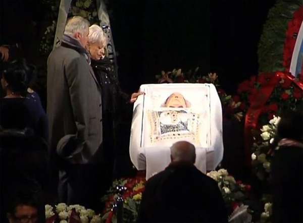 Людмила Поргина на прощании с Николаем Караченцовым