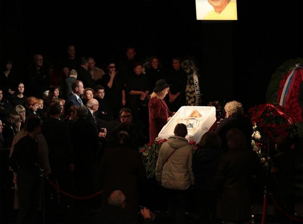 Алла Пугачева проводила в последний путь Николая Караченцова