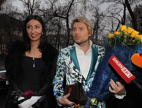 Николай Басков со спутницей