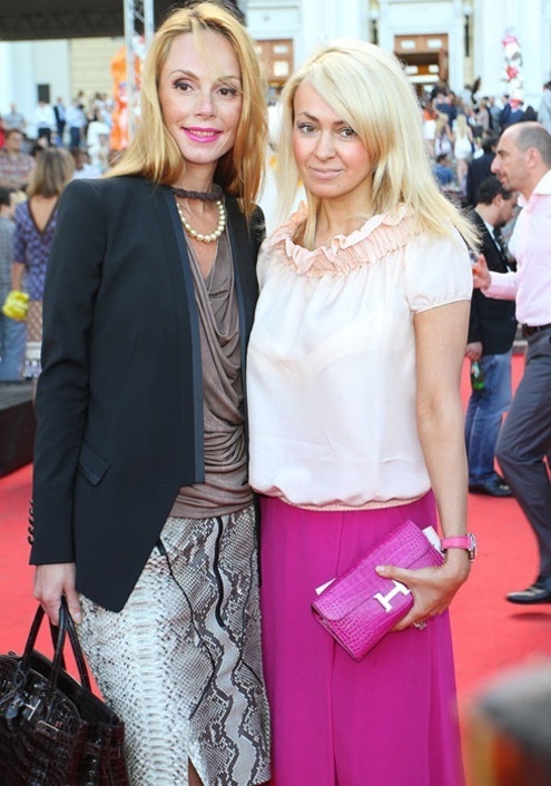 Яна Рудковская с подругой