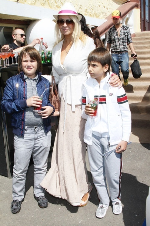 Яна Рудковская с детьми