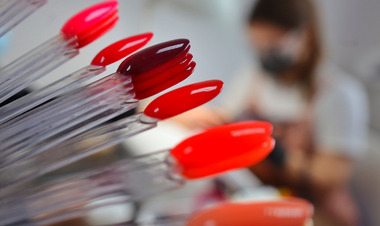 Позолотить ручку: 5 оттенков маникюра зимы, которые притянут богатство