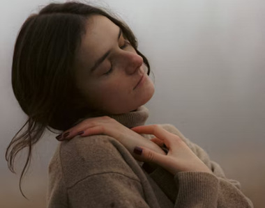 Унылая пора: почему осенью накрывает тоской и как с этим работать