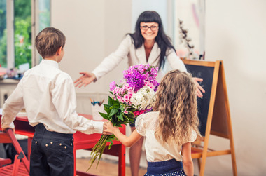 Вместо цветов и торта: 6 нетривиальных способов поздравить учителя