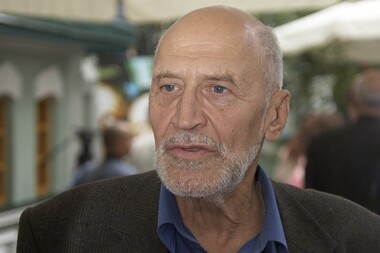 «Денежку просят прислать»: живущий на мизерную пенсию Дроздов раскрыл правду об отношении дочерей и внуков