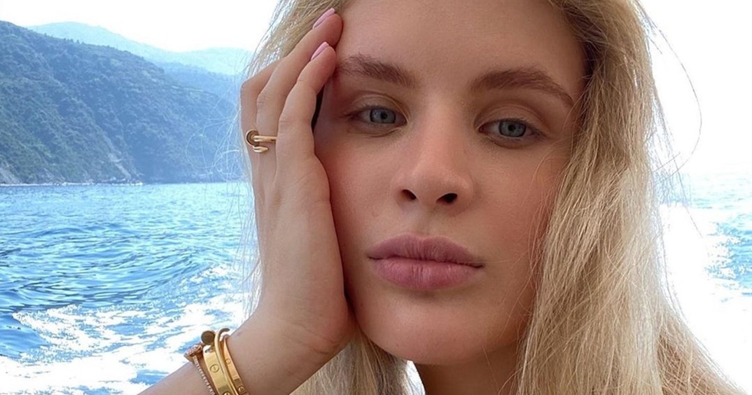 Устинья Малинина отдыхает на море: стильные кадры в купальнике цвета хаки