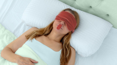 Рот на замок: почему некоторые заклеивают губы тейпом перед сном — и чем это вредно