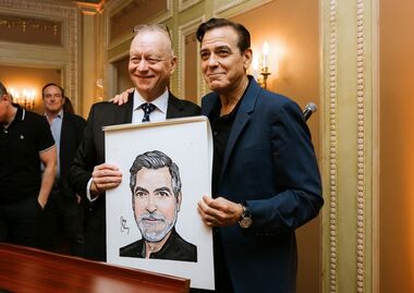 Клуни снова «поседел»: актер появился на публике с обновленной прической