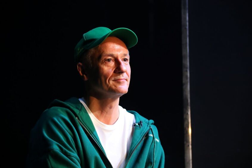 «Жгучий красавчик»: 64-летний Меньшиков произвел фурор новым стилем