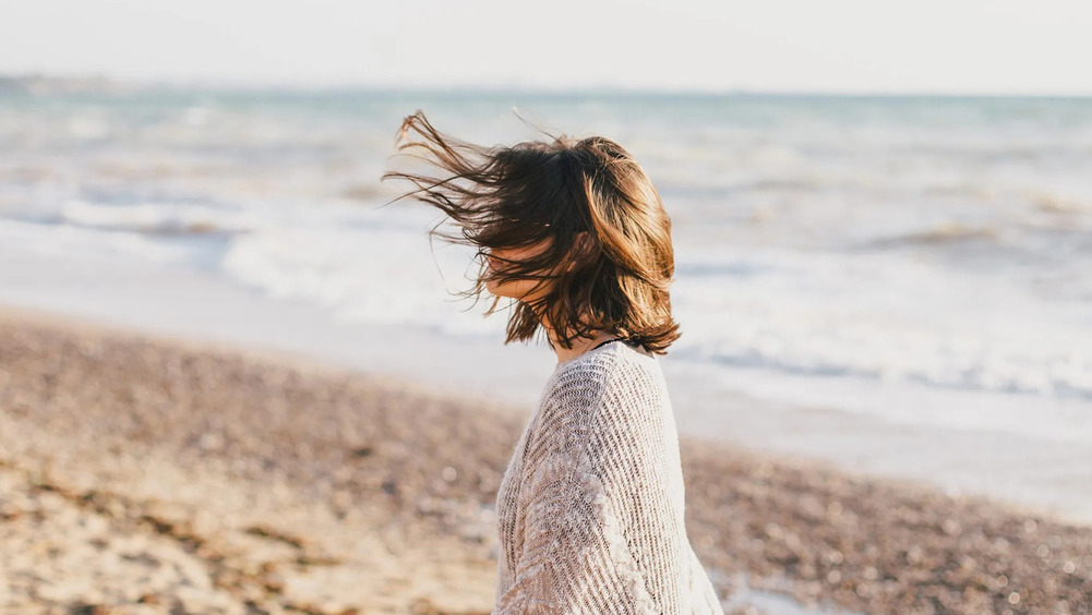 Уход за волосами на солнце: как предотвратить сухость и ломкость