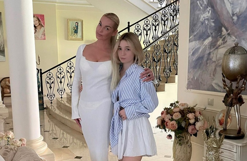 Анастасия Волочкова рассказала о медовом месяце дочери: «Они приехали ко мне, а не на Мальдивы»