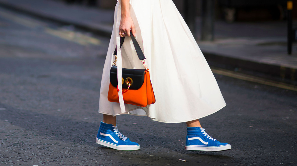 Три полоски на кедах под теплым дождем: как вписать спортивную обувь в летний образ