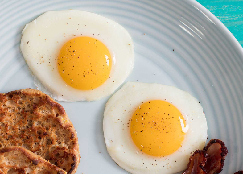 Не только омлет и глазунья: 5 рецептов с сырыми и вареными яйцами