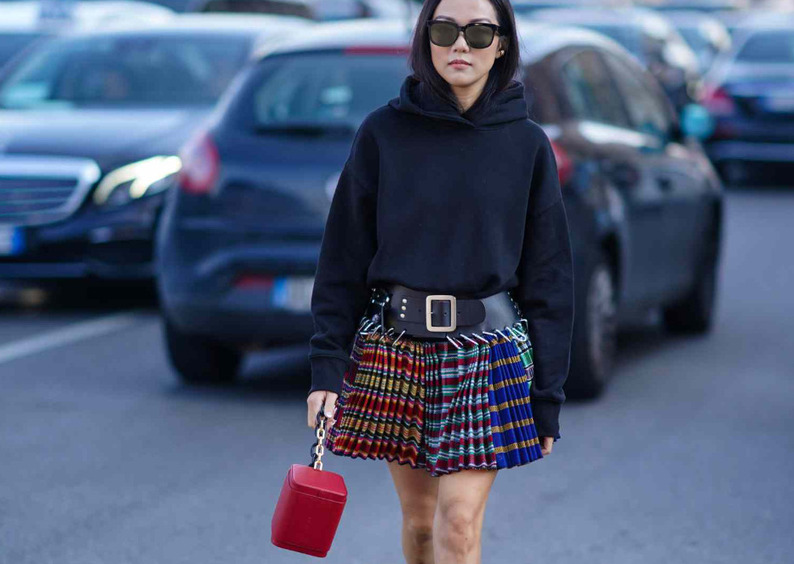 С юбкой в пайетках и каблуками: 5 стильных идей, с чем носить худи этим летом