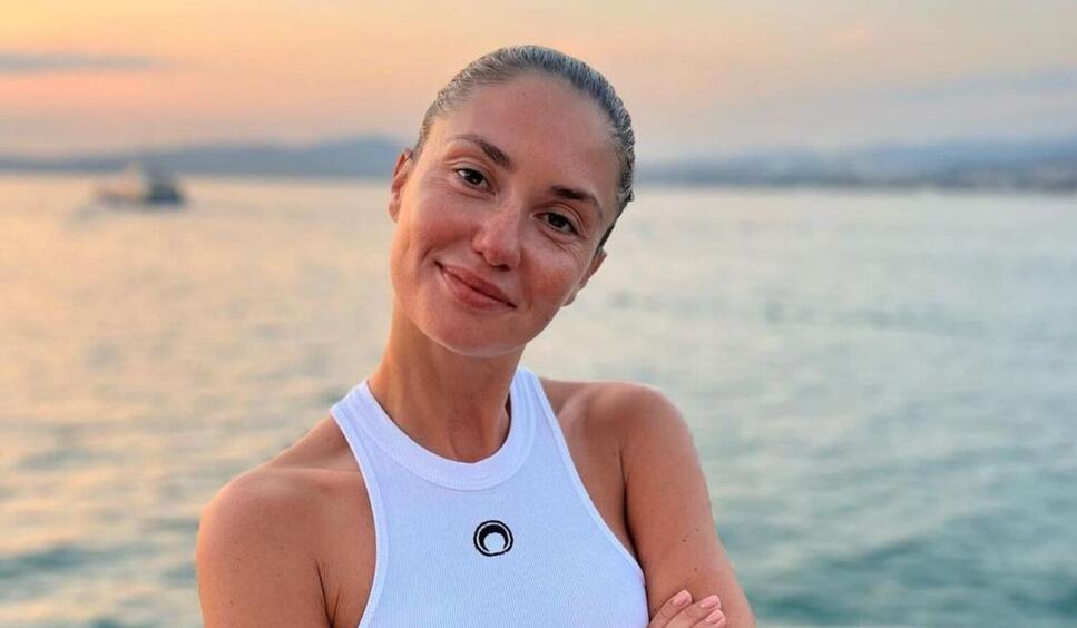 Агата Муцениеце с Мией наслаждаются деревенским отдыхом