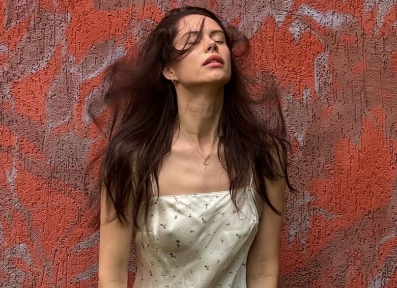 Диана Пожарская показала новые романтичные фото в летнем образе