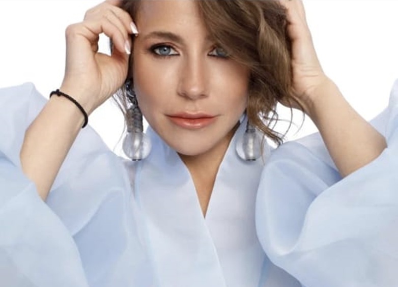 Юлия Барановская встретила 45-летие в дерзком полупрозрачном платье