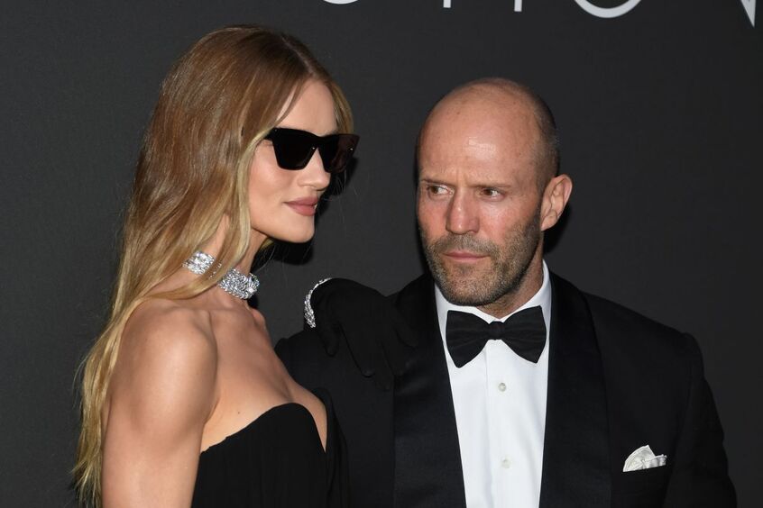 Куда только Стэйтем смотрит: в Сети обсуждают откровенные снимки пассии актера с молодым красавцем