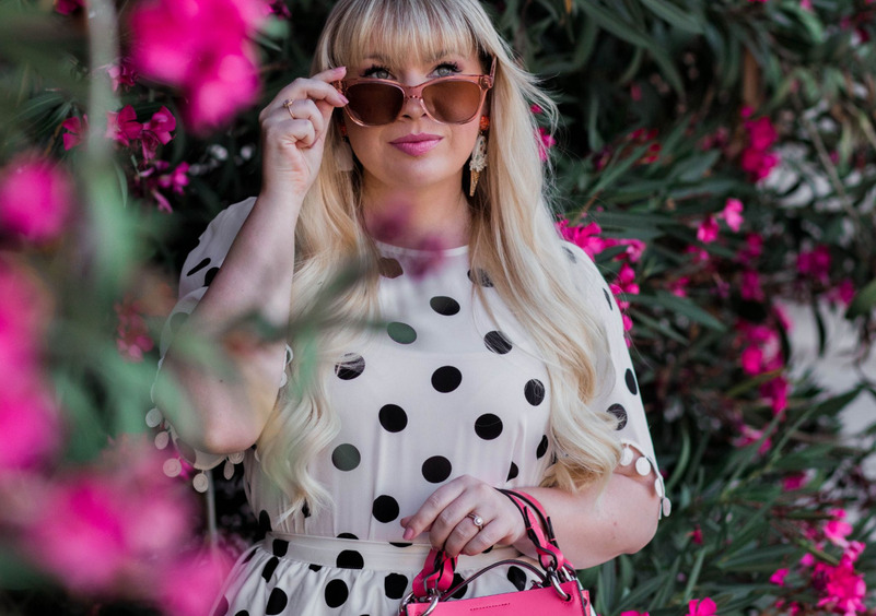 Мило и женственно: как и с чем носить летом платье в горошек