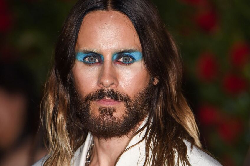 «Так вот почему ты не стареешь»: Джаред Лето в красных плавках впечатлил фанатов новым видео