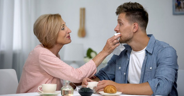 Маменькин сынок: что делать, если муж во всем советуется со свекровью