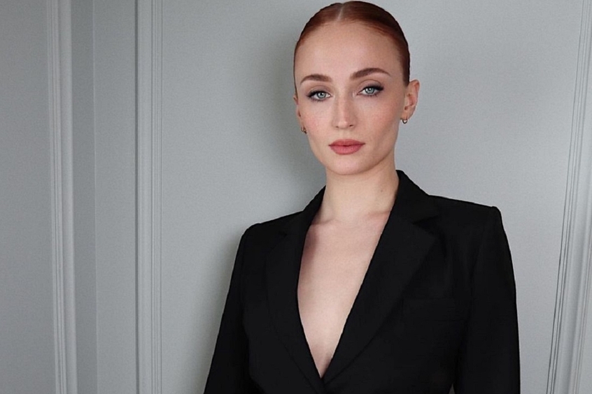 Софи Тернер продемонстрировала рельефный пресс в голубом бикини