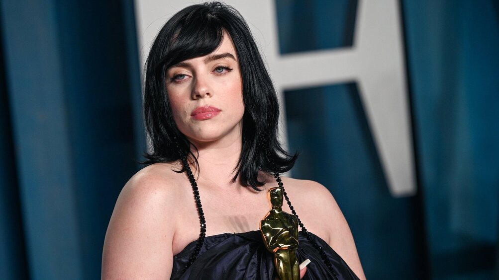 Билли Айлиш разоблачила фейковые образы с Met Gala 2025: «Меня там даже не было!»