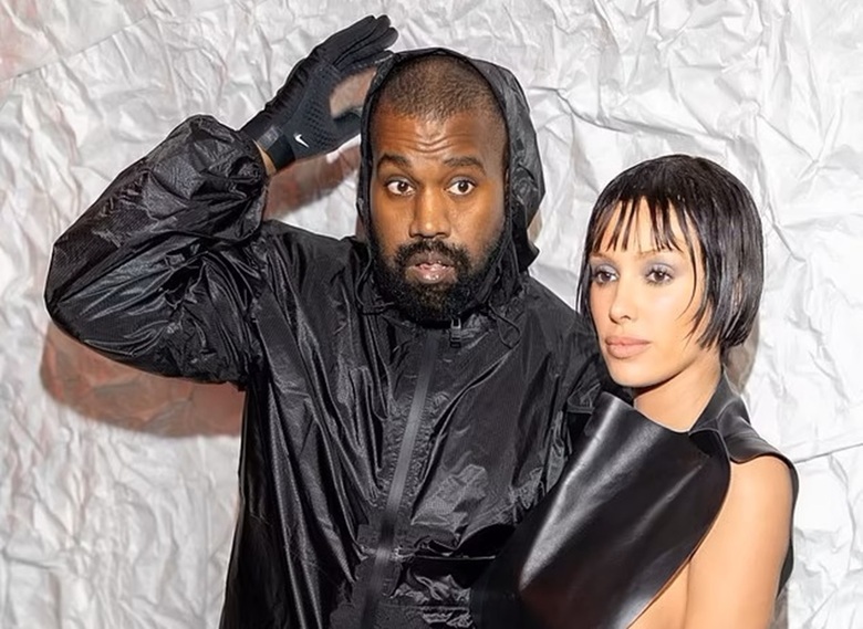 Бьянка Цензори шокировала жителей Испании, выйдя на улицу в прозрачном топе без белья