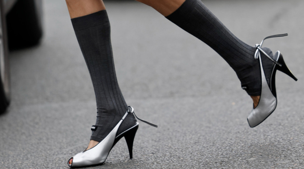 С носками, чулками и ярким педикюром: как будем носить туфли с открытым мысом
