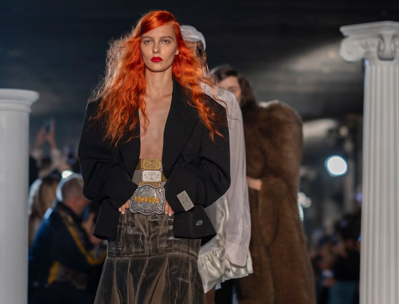 Широкий пояс, два-три ремня вместе: 5 правил ношения аксессуара этим летом